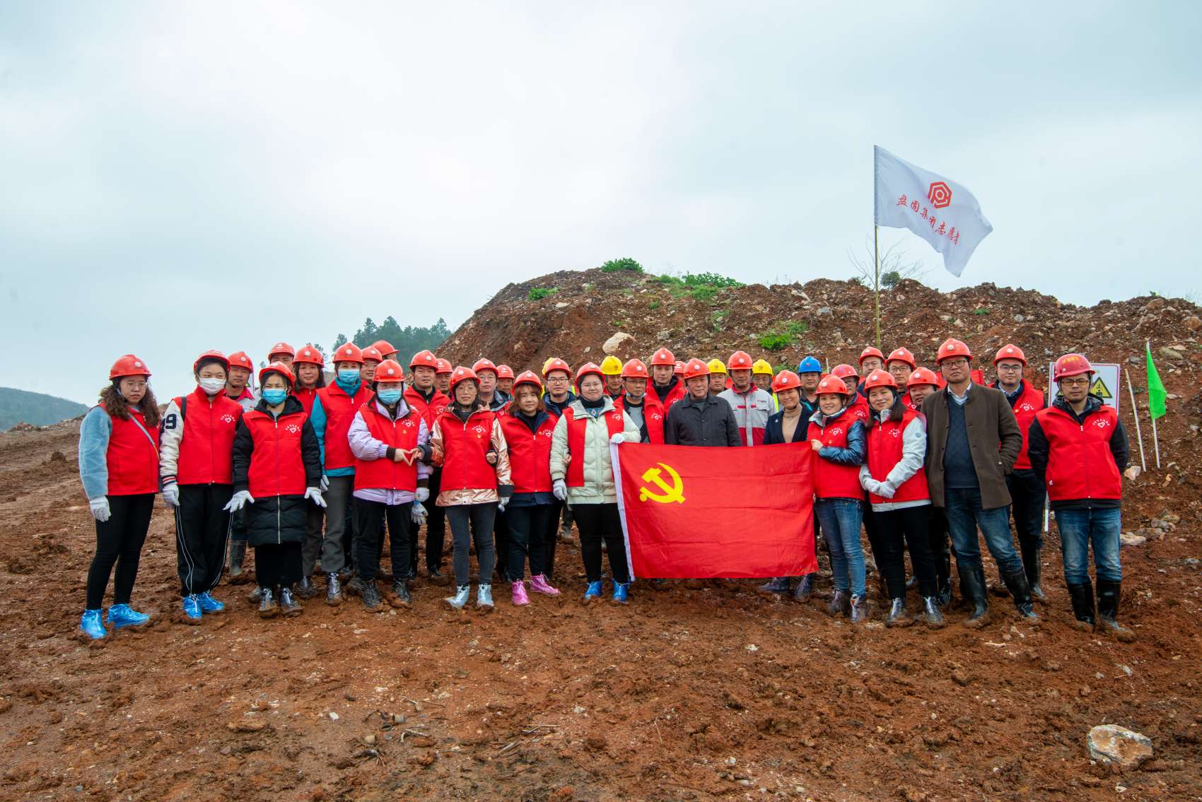 本埠采石开启绿色矿山建设方案落实 ——3.12盘固采石及华东矿山公司植树节活动